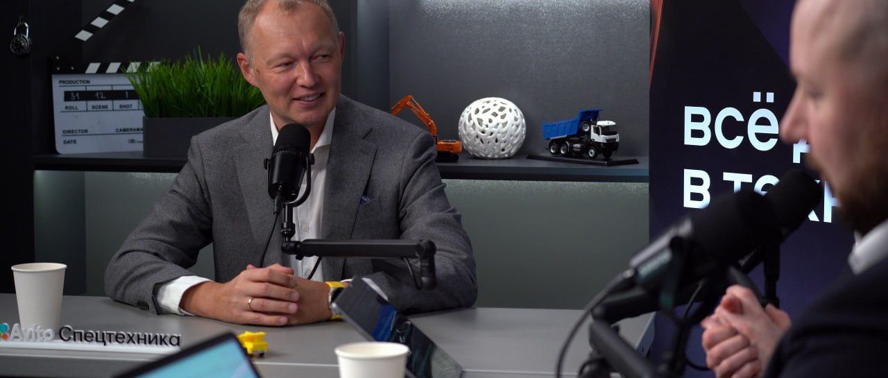 A guest of the Avito Spetstekhnika show at the microphone on the OKVideo.Pro sports set